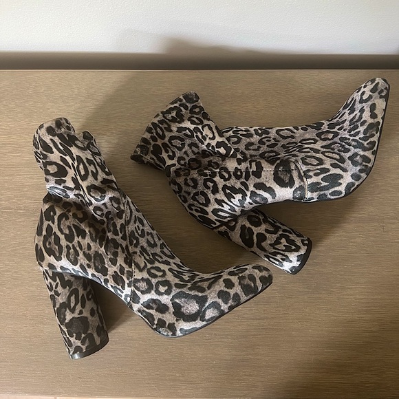 Cheetah velvet heeled booties - Picture 1 of 3